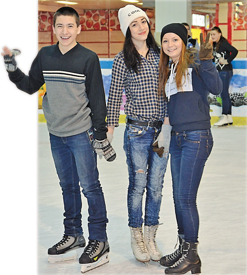 Катання на ковзанах у Тернополі теж викликало радість у вихованців Новоайдарської школи- інтернату Луганської області. Фото автора 